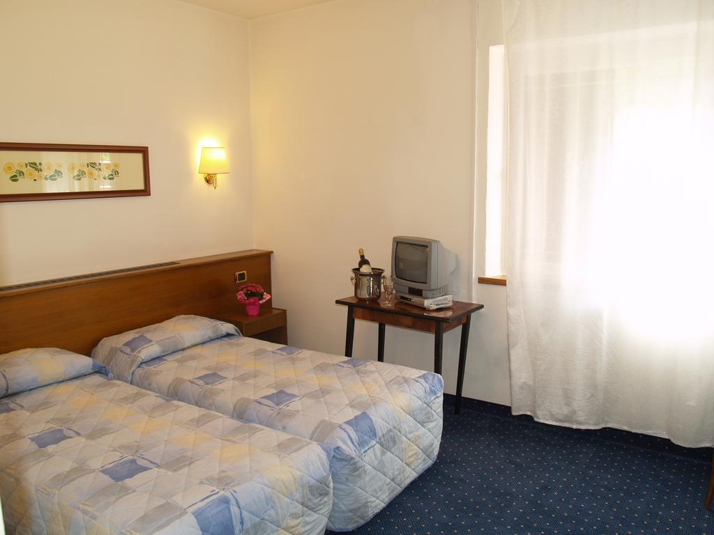 Hotel Rosalpina Riva del Garda Bagian luar foto