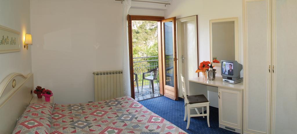 Hotel Rosalpina Riva del Garda Bagian luar foto