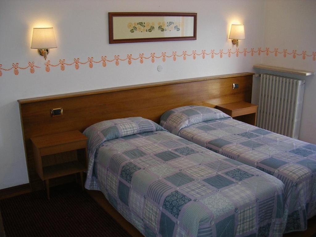 Hotel Rosalpina Riva del Garda Ruang foto