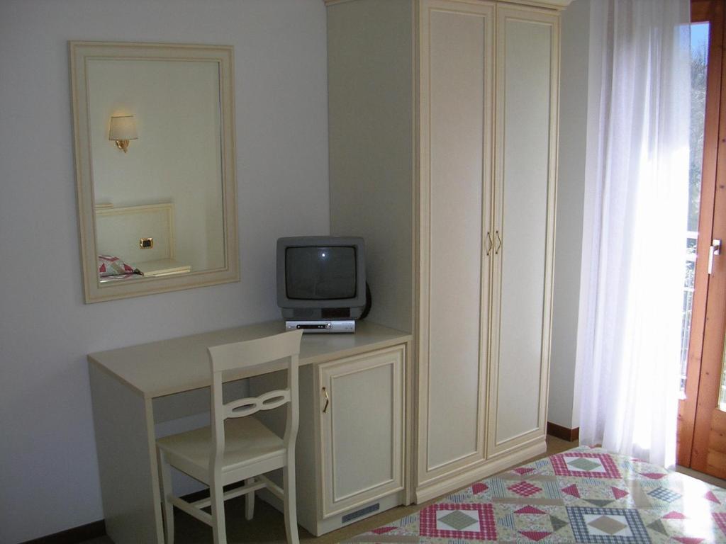 Hotel Rosalpina Riva del Garda Ruang foto